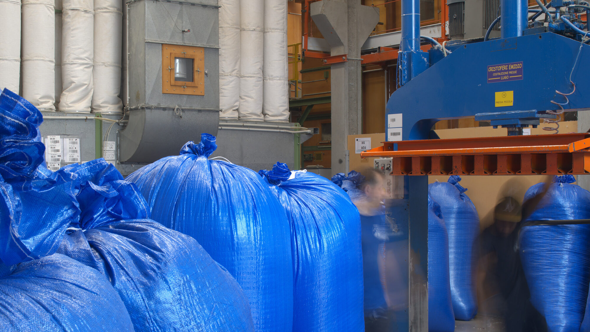 Operatori al lavoro fra i big bag in reparto
